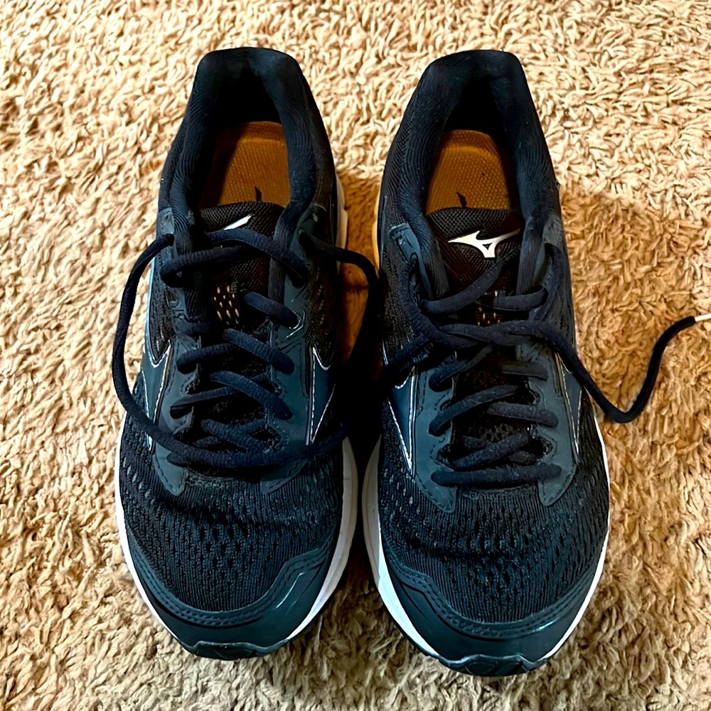 Mizuno wave rider 22